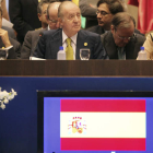 El presidente Zapatero, junto al rey y Trinidad Jimenez.