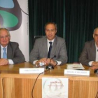 En el centro, Pablo Lebrato, junto al presidente de Poeda (a la derecha), ayer en Santa María del Pá