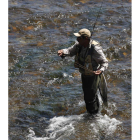 Un pescador en una jornada en un río de la provincia. JESÚS F. SALVADORES