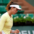 La española Garbine Muguruza reacciona ante la australiana Samantha Stosur durante el partido que enfrentó a ambas en la semifinal del torneo de Roland Garros en París