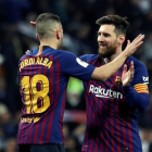 Jordi Albacelebra con el argentino Leo Messi un gol en una imagen de archivo