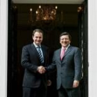 José Luis Rodríguez Zapatero y José Manuel Durao Barroso se dan la mano en la puerta de San Bento