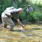 Dos pescadores disfrutan de su deporte en un río de la provincia de León.