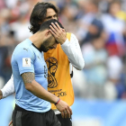 Edinson Cavani consuela a Luis Suárez al final del partido ante Francia