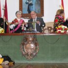 Tomás Gallego entrega a la Águeda Mayor, Regina Alonso, el bastón de mando. a. valencia