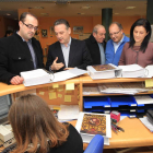 Morala, Prada, Frá, Eduardo Fernández y Silvia Franco, ayer en el registro de la Junta.