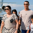 Cristiano, recién aterrizado en Turín, con su madre y su primogénito.