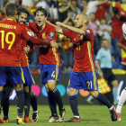 Isco, autor del segundo gol de España, recibe la felicitación de sus compañeros, entre ellos otro que anotó, Rodrigo. REINA