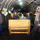 Los trece mineros en la mesa de la galería donde permanecen encerrados desde el lunes pasado.