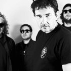 El artista gallego Miguel Costas, en primer plano, con los miembros de su nueva banda.