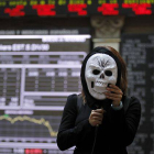Bolsa de Madrid, hoy. En la imagen una periodista realiza una conexion en directo con una mascara de Halloween.