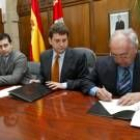 Carlos López Riesco y Anselmo Castaño durante la firma ayer del convenio de teleasistencia