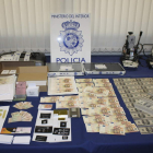 Fotografía facilitada por la policía del material incautado.