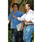 Rubalcaba conversa con un responsable de WWF-Adena.