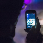 Un usuario utilizando su teléfono móvil durante la noche