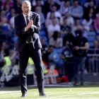 Zinedine Zidane anima a sus jugadores durante el partido ante el Celta. BALLESTEROS