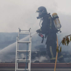Los bomberos se emplearon a fondo para sofocar las llamas, que comenzaron en la chimenea de la caldera de la casa.