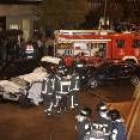 Los bomberos sacan los cuerpos de los dos fallecidos del Citroën AX
