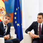 El presidente del Gobierno, Pedro Sánchez , conversa con el presidente de Google Europa, Matt Brittin, en la Moncloa.