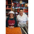 Jesús y Maribel llevan más de treinta años elaborando pastas y pasteles en la Confitería Celada, en La Robla.