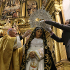 El obispo de Astorga, ayudado por un auxiliar, en el momento de coronar a la Virgen