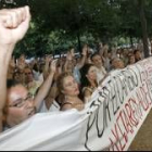 Medio millar de personas durante la manifestación del viernes frente a la sede del PSN de Pamplona