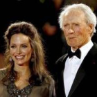El director Clint Eastwood con Angelina Jolie