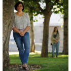 Ángeles Goñi es la madre de la joven (al fondo) que lucha por el traslado de su expediente. JESÚS