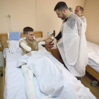 Zelenski visita en un hospital militar a un soldado amputado por heridas de guerra. UKRAINIAN PRESIDENTIAL PRESS