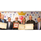 Foto de familia de los premiados y las autoridades, ayer en el Casino de León. FERNANDO OTERO PERANDONES