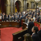 Minuto de silencio en el Parlament en homenaje a las víctimas del accidente de Germanwings, el pasado 15 de abril.