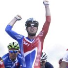 Cavendish celebra su triunfo al esprint en el que Freire (i) se quedó sin el podio esperado.
