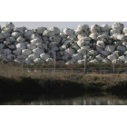 Imagen de la finca El Busto en Santa María del Páramo, que alberga 400.000 toneladas de basuras apiladas en fardos.