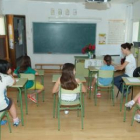 Las niñas agasajaron a la maestra con flores y regalos durante la última clase .