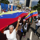 Participantes en la manifestación llevada a cabo ayer por la oposición en Caracas. CRISTIAN HERNÁNDEZ