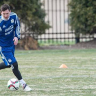 Messi corre con el balón durante un entrenamiento con la selección argentina.