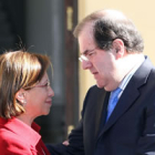 Elena Espinosa y Juan Vicente Herrera se saludan ante la sede de la Junta en Valladolid.