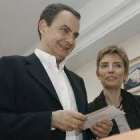 Zapatero junto a su esposa, en el momento de ejercer el voto