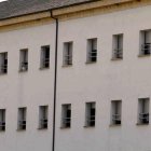 La mujer se precipitó al vacío desde una de las ventanas del segundo piso del complejo residencial.