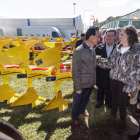 La consejera y la alcaldesa de Lerma, ayer, con uno de los vendedores de la Feria Agrícola. EFE