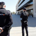 Dos policías nacionales ante la Audiencia de Castellón, ayer.