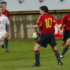 Andrés Iniesta, con el balón, junto a Sergio García (9) en el Reino de León en 2004.