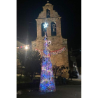 Las estrellas son de ganchillo y el firmamento es un enorme manto tejido en el árbol de Navidad que los vecinos de la localidad de Quintana de Fuseros, en el municipio de Igüeña, ya han colocado a los pies de la iglesia del pueblo. A la espera de que nieve, si es que lo hace, y la estampa invernal sea perfecta, el árbol ya luce espléndido iluminado por las luces eléctricas cada noche. DL