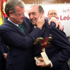 «León te quiere, te respeta y te admira», le dijo el alcalde de León a un emocionado Quini cuando le entregó el gallo. RAMIRO