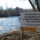 Cartel de la Confederación en el río Orbigo, a          la altura          de Carrizo