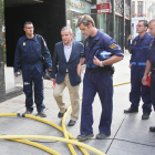 El alcalde acompaña a la Policía Científica en su primera entrada al Ayuntamiento de León.