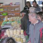 Un puesto de venta de Queso Los Beyos en la feria de Oseja de Sajambre.