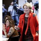 Esperanza Aguirre pasa ante Botella ayer en un acto en Madrid.