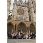 Los misioneros posaron en la plaza de la Catedral tras su encuentro
