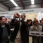 Hernando prueba el vino de la bota entre Rodríguez Aller, Tudanca, Gutiérez, Mayo y Rodríguez, en una jornada en la que Vegacervera promociona su producto por excelencia.